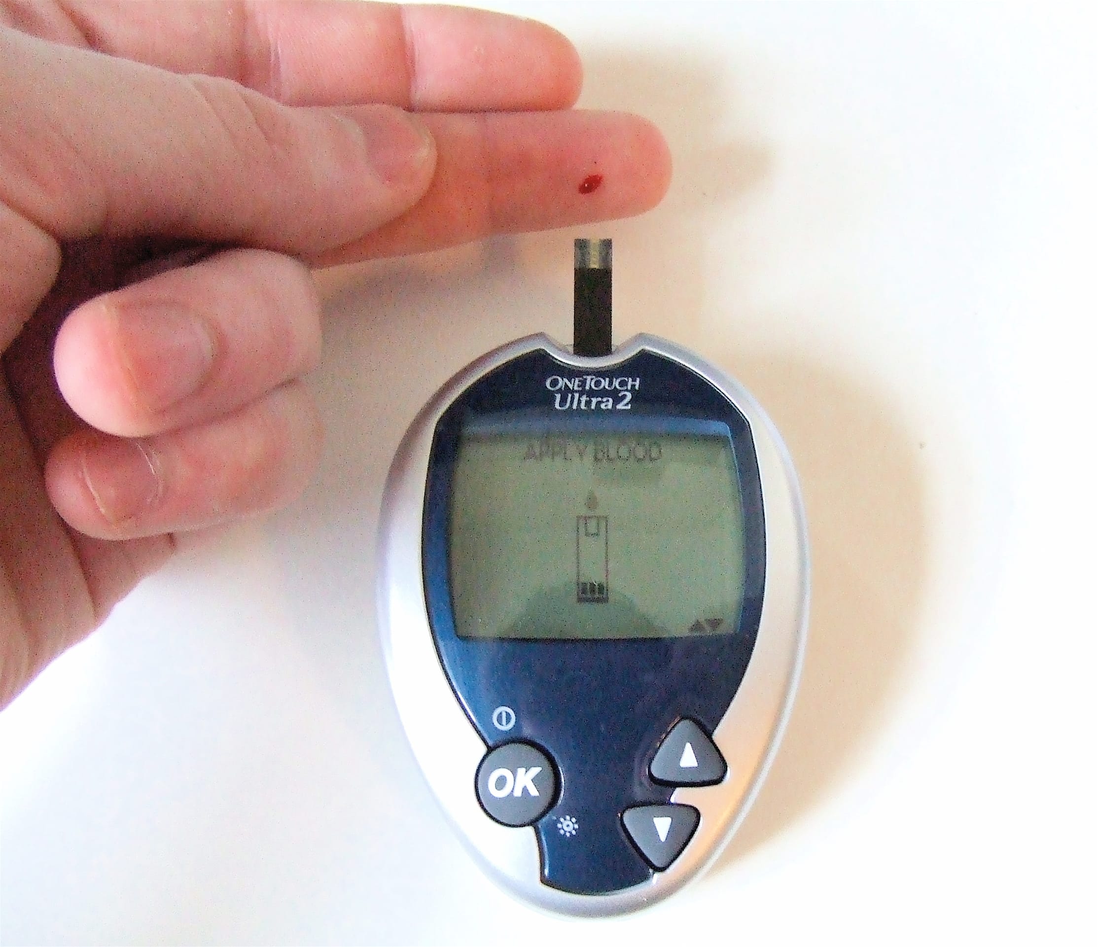 Persona realizando una prueba de glucosa en sangre para el control de la diabetes