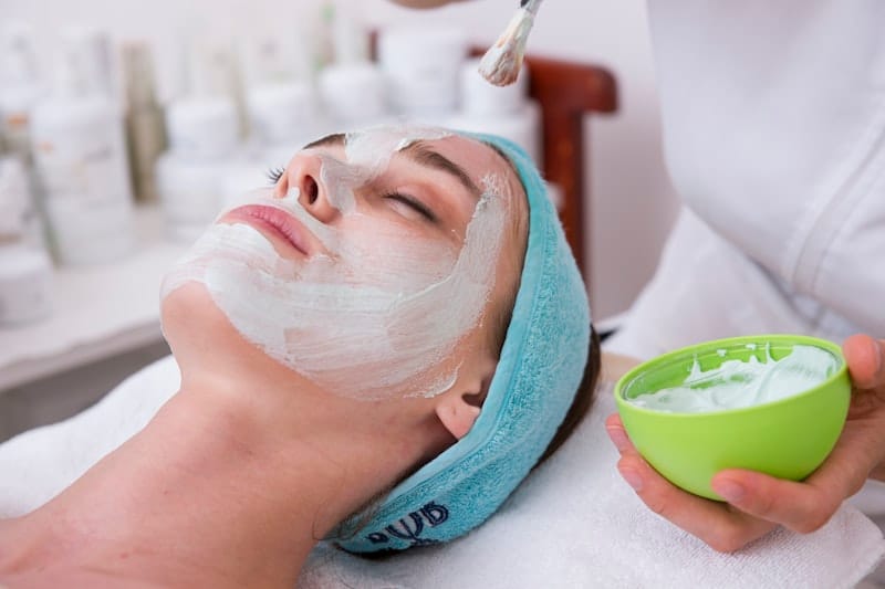 Mujer cuidando la piel del rostro para prevenir el envejecimiento