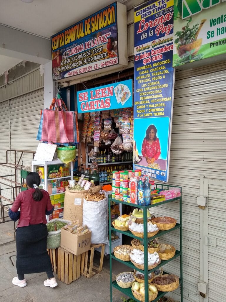 Vendedora de hierbas medicinales en un mercado andino del Perú