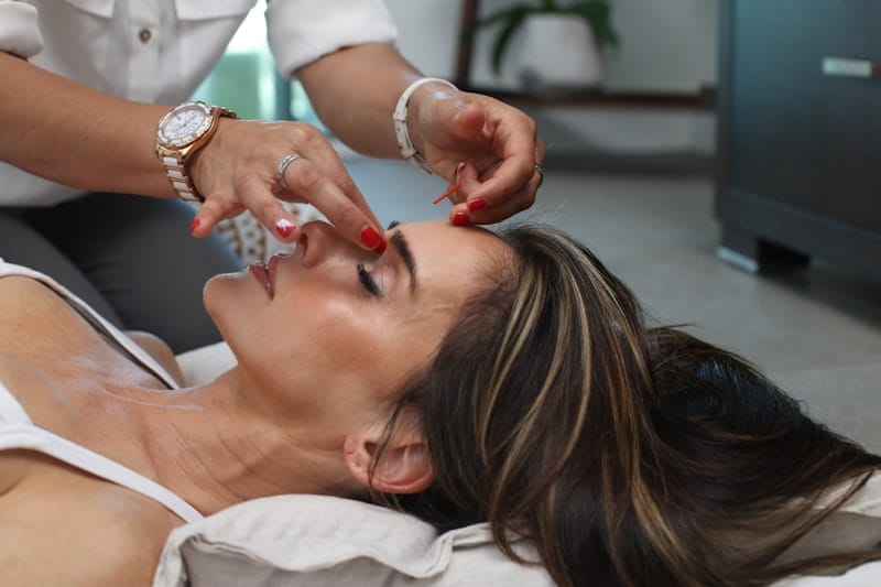 Rutina de hidratación facial para piel madura